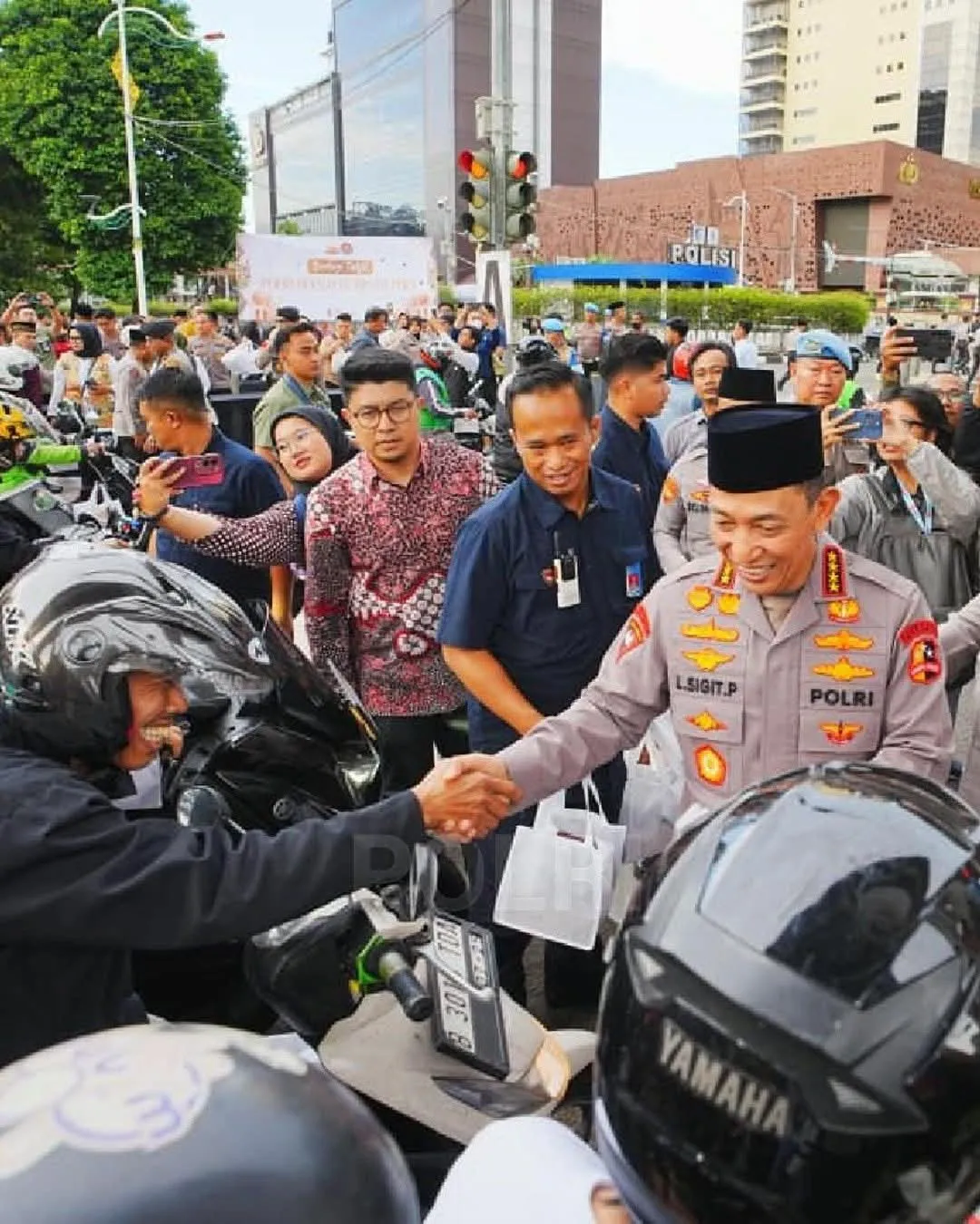 Kapolri Ajak Masyarakat Berbagi Takjil dan Soroti Peran Media dalam Menyampaikan Suara Publik