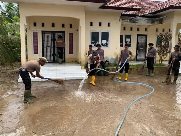 Brimob Kaltim Pulihkan Posyandu di Aceh Utara Pasca Bencana
