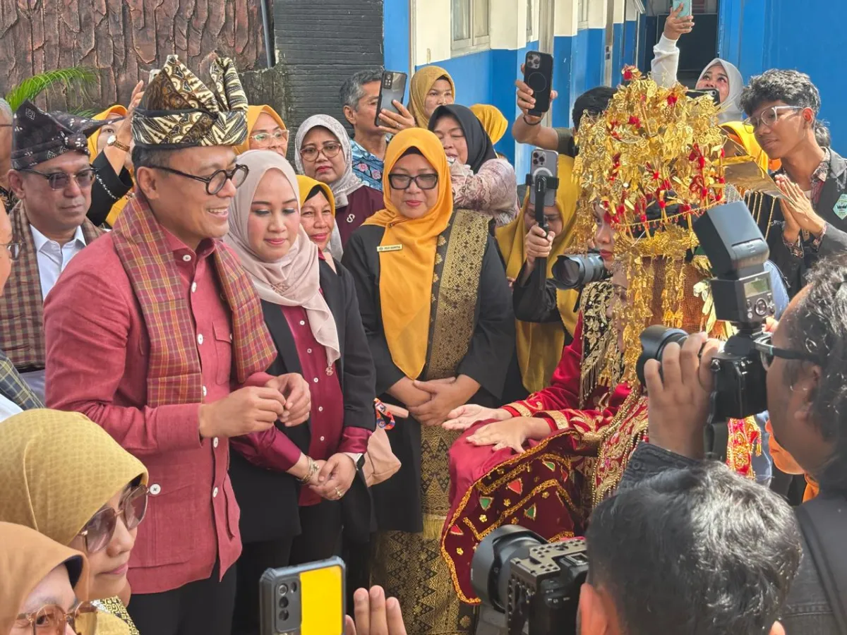 Dony Oskaria Kunjungi SMPN 7 Padang, Kenang Masa Sekolah dengan Musik Tradisional