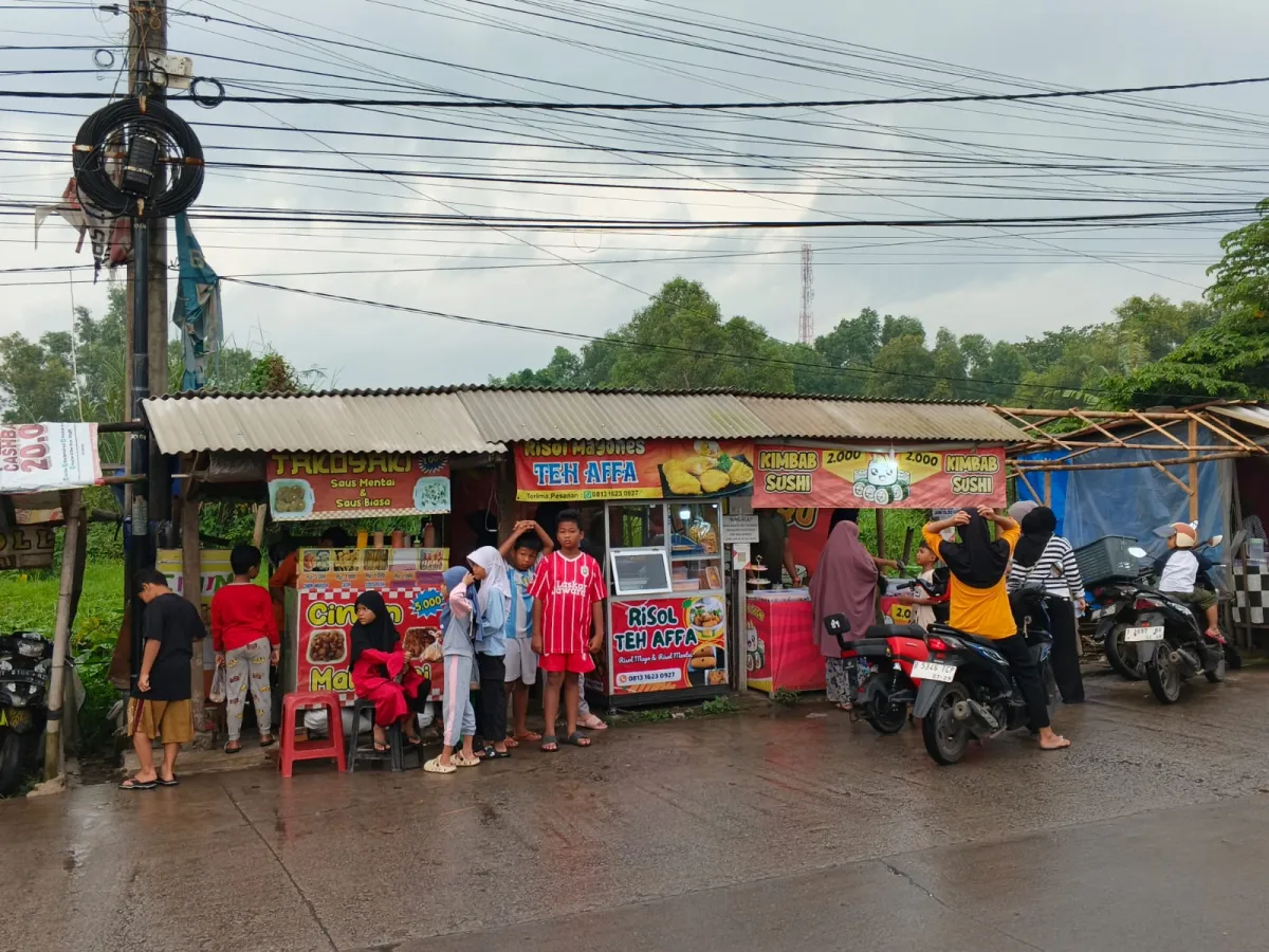 Antusiasme Pembeli Warnai Takjil di GOR Bahari Cikampek