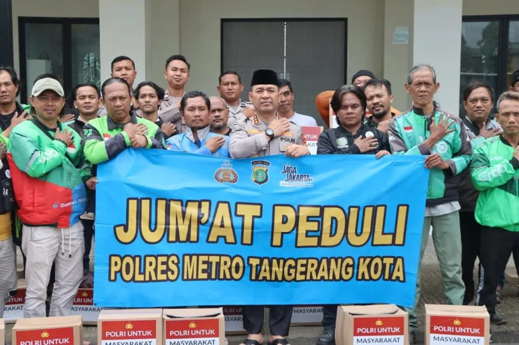 Kapolres Tangerang Kota Bagikan Sembako untuk Pengemudi Ojol