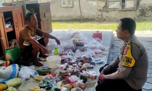 Bhabinkamtibmas Tirtosari Gelar Sambang di Pasar Petung untuk Tingkatkan Kamtibmas
