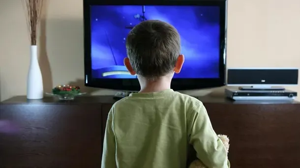 Panduan Tayangan TV Anak Sesuai Usia dari Psikolog