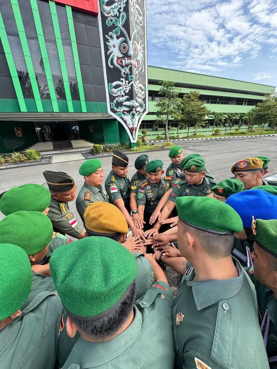 Pangdam VI/Mulawarman Berikan Penghargaan kepada Prajurit Brigif TP 85/BTC atas Prestasi Luar Biasa