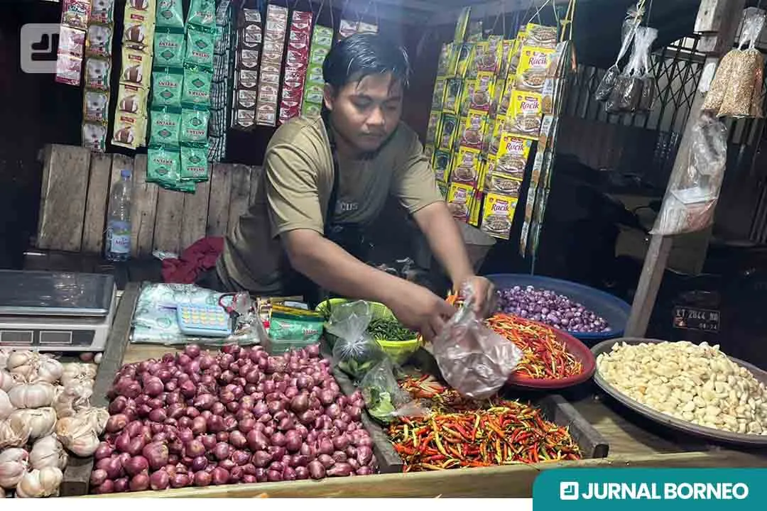 Peniaga Pasar Segiri Sambut Ramadan di Tengah Hujan