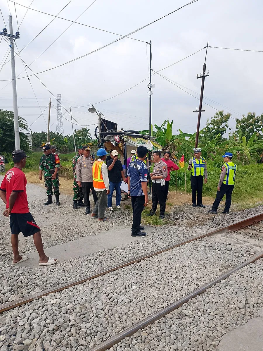 Pengendara Motor Tewas Tertabrak Kereta di Perlintasan Tanpa Palang Pintu