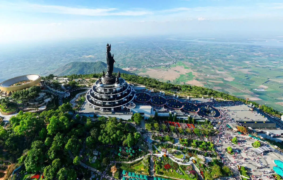 Meriah dan Khidmat: Festival Musim Semi di Gunung Ba Den