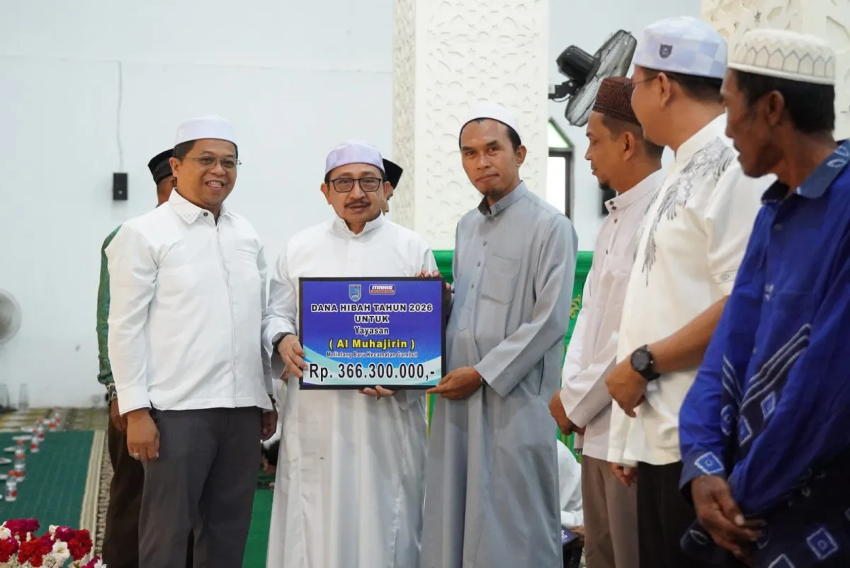 Wabup Banjar Serahkan Bantuan dan Dorong Masyarakat Jaga Fasilitas Umum di Safari Ramadan