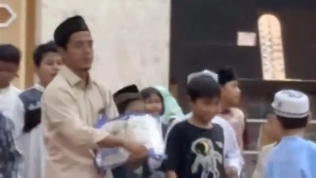 Pak Ustadz Dikerumuni Anak-Anak Minta Tanda Tangan Usai Salat Tarawih