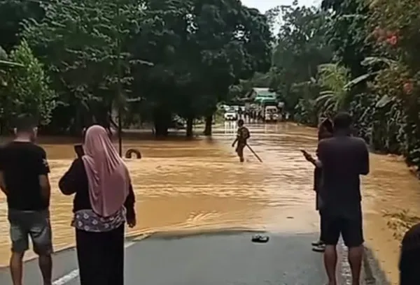 Banjir Parah Lumpuhkan Jalan Poros Tenggarong-Kota Bangun, Pengendara Terjebak Selama 9 Jam
