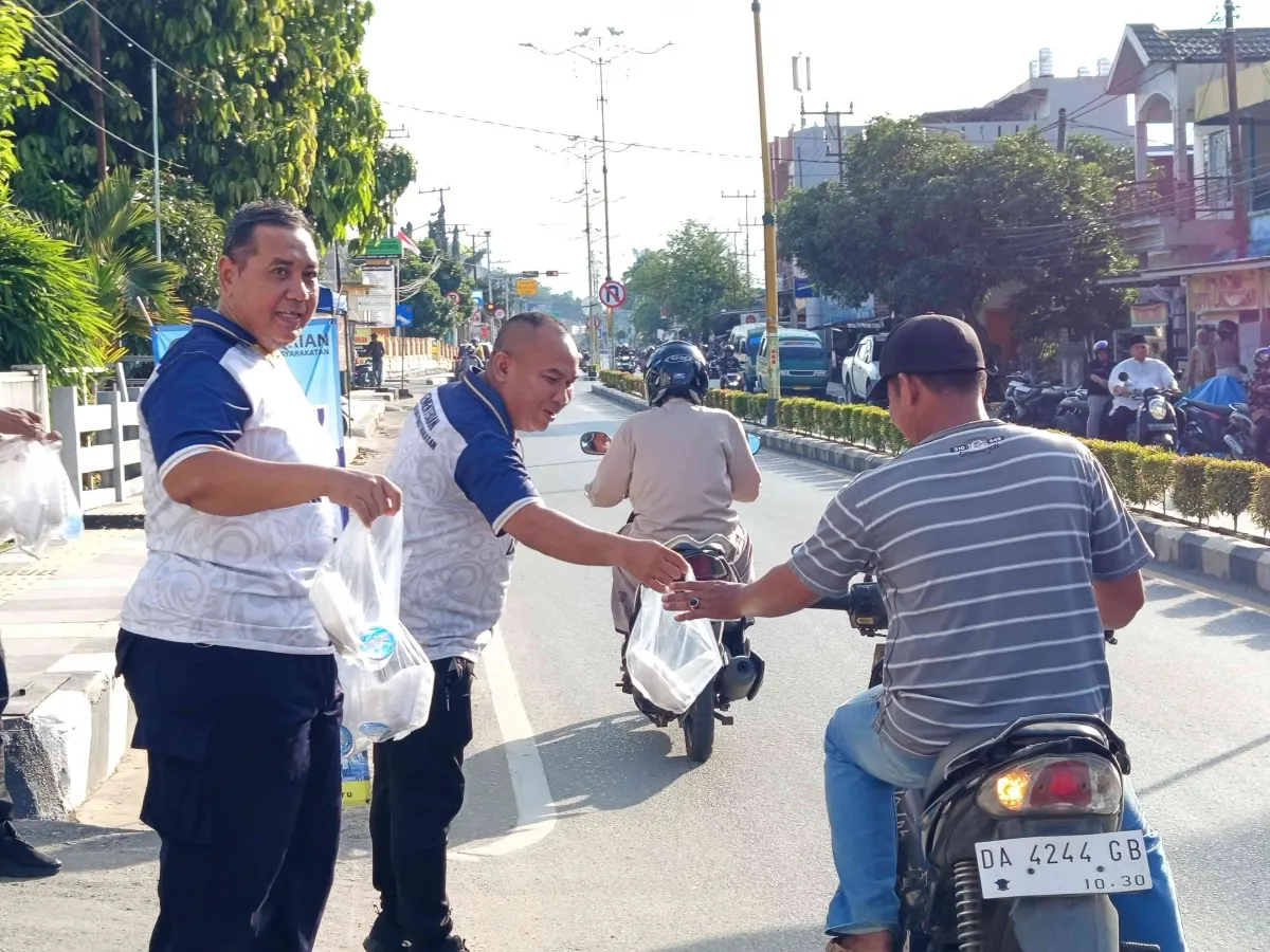 Lapas Kotabaru Bagikan Takjil untuk Masyarakat di Bulan Ramadan