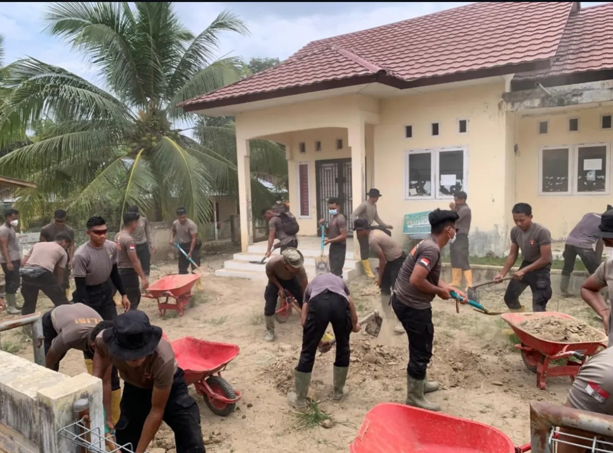 Brimob Kaltim Bersihkan Posyandu Seulanga untuk Pulihkan Layanan Kesehatan di Aceh Utara