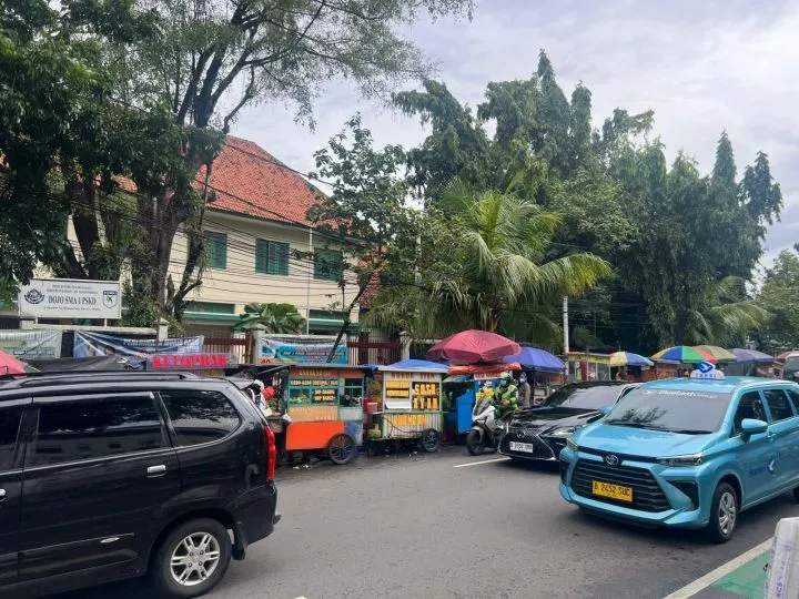 Mobil Towing Milik Polisi Diderek karena Parkir Liar di Jakarta
