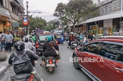 Kawasan Asia Afrika dan Braga Bandung Dipenuhi Wisatawan Saat Libur Imlek