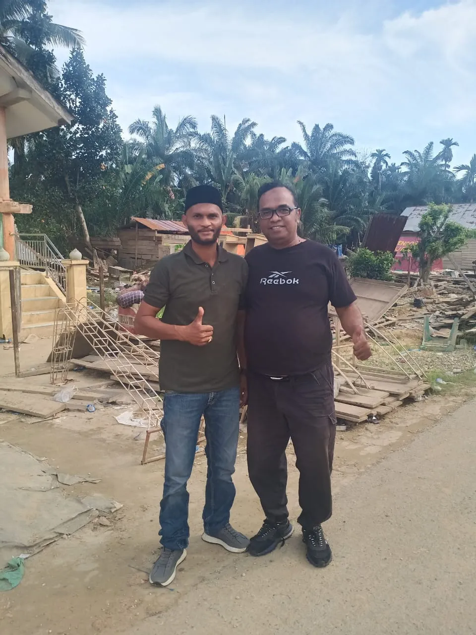 Tim Waspada.id Menyerahkan Bantuan kepada Korban Banjir di Gampong Cek Mbon, Aceh Timur