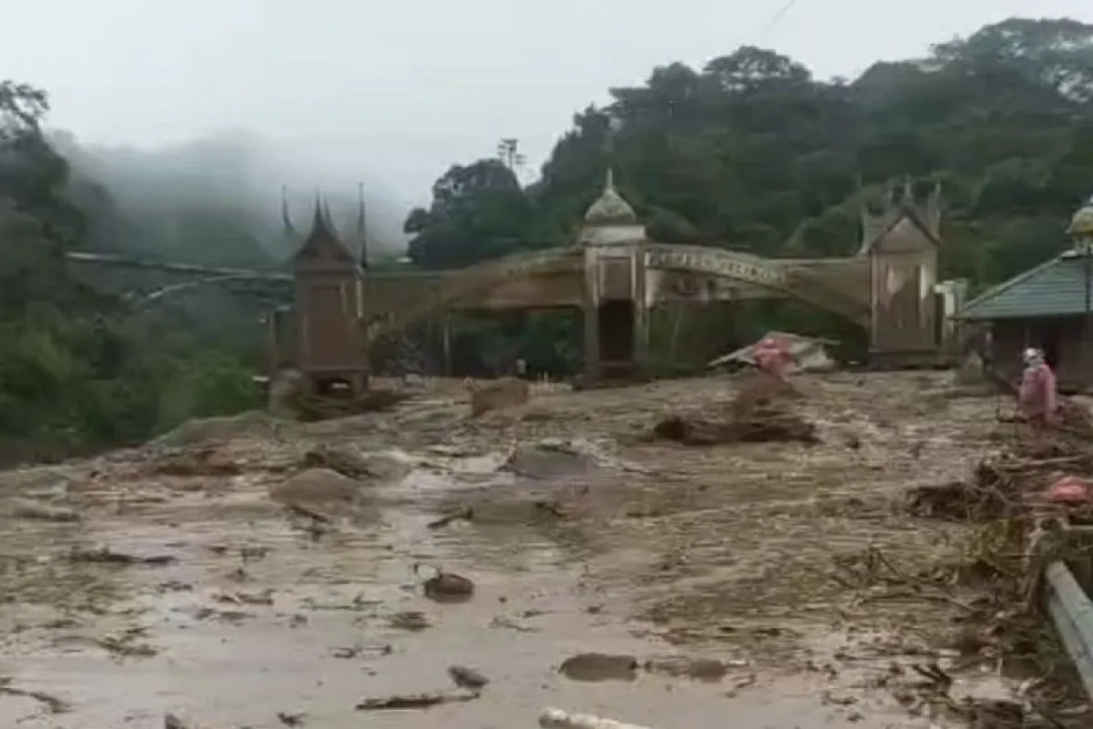 Banjir Bandang Timbun Jalan Nasional di Gerbang Kota Padang Panjang