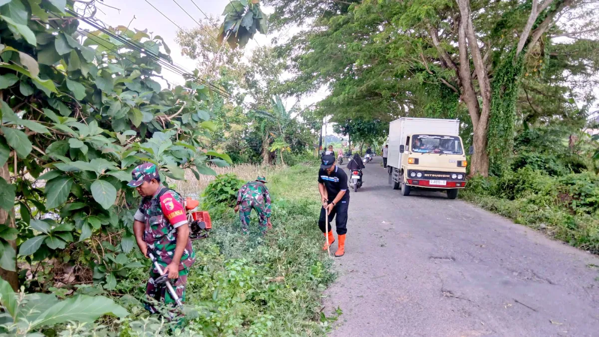 Sinergi TNI, Polri, dan Masyarakat Bersihkan Jalan Poros Laren-Blimbing