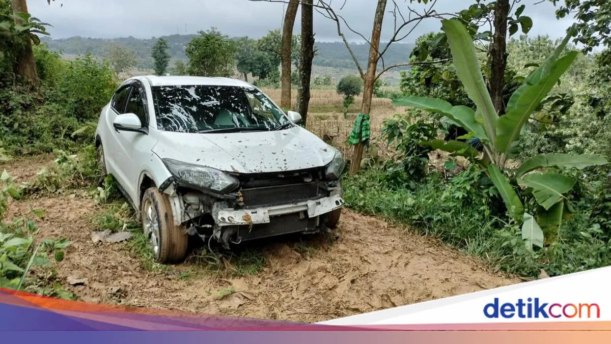 Proses Evakuasi Mobil yang Nyasar ke Tengah Hutan di Pati
