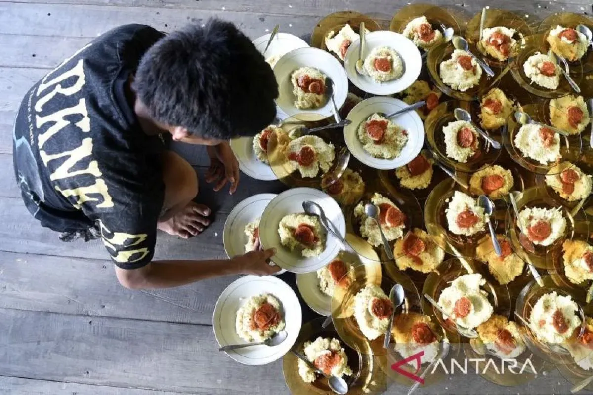 Masjid Tertua Samarinda Hidangkan Ratusan Porsi Bubur Peca untuk Buka Puasa