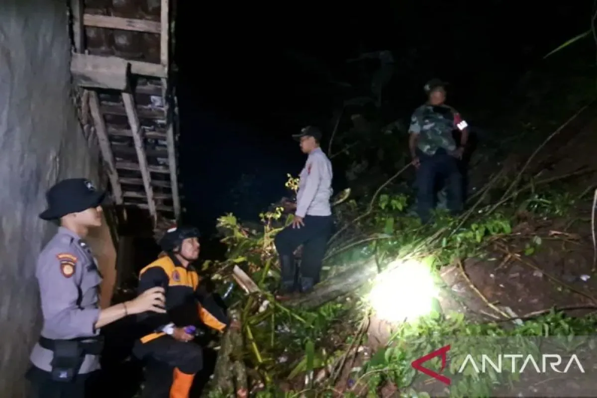 Dua Rumah Warga Terkena Dampak Tanah Longsor di Situbondo