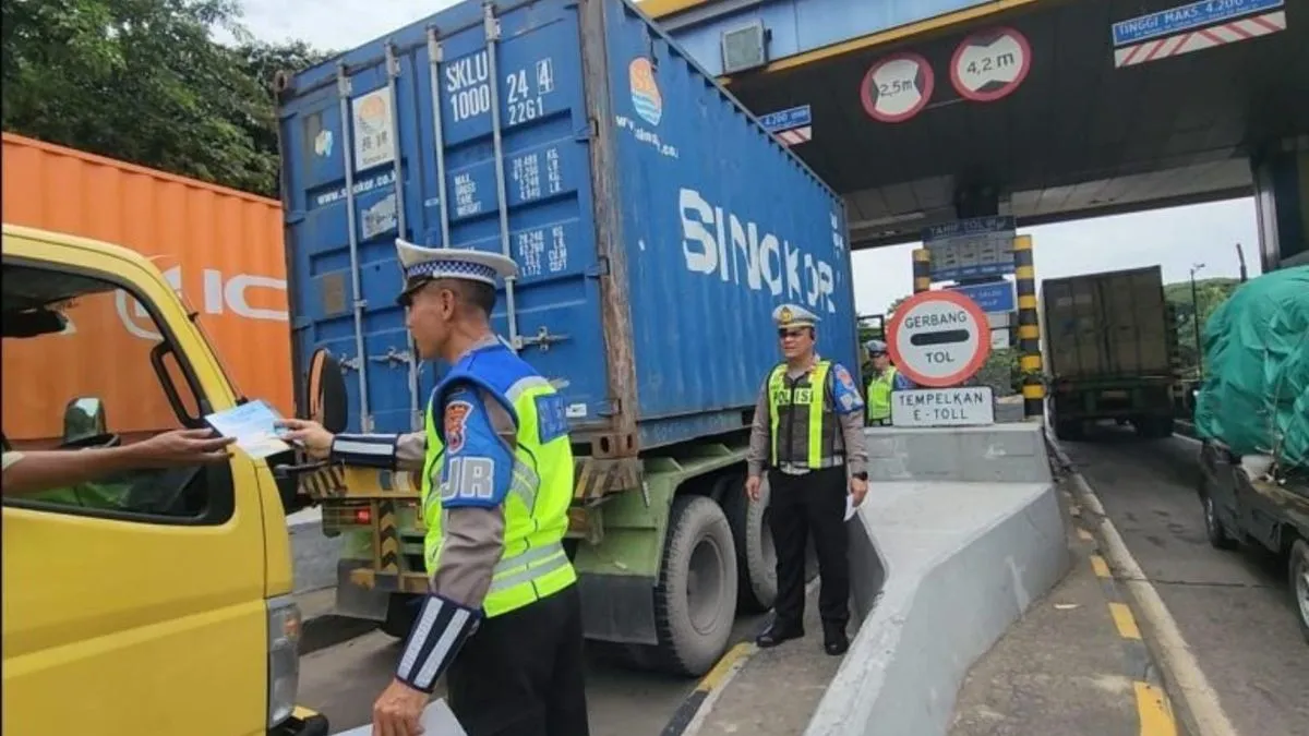 Polda Jatim Tegur Pengemudi Truk dan Bus yang Melanggar Aturan Lajur di Tol Surabaya–Gempol