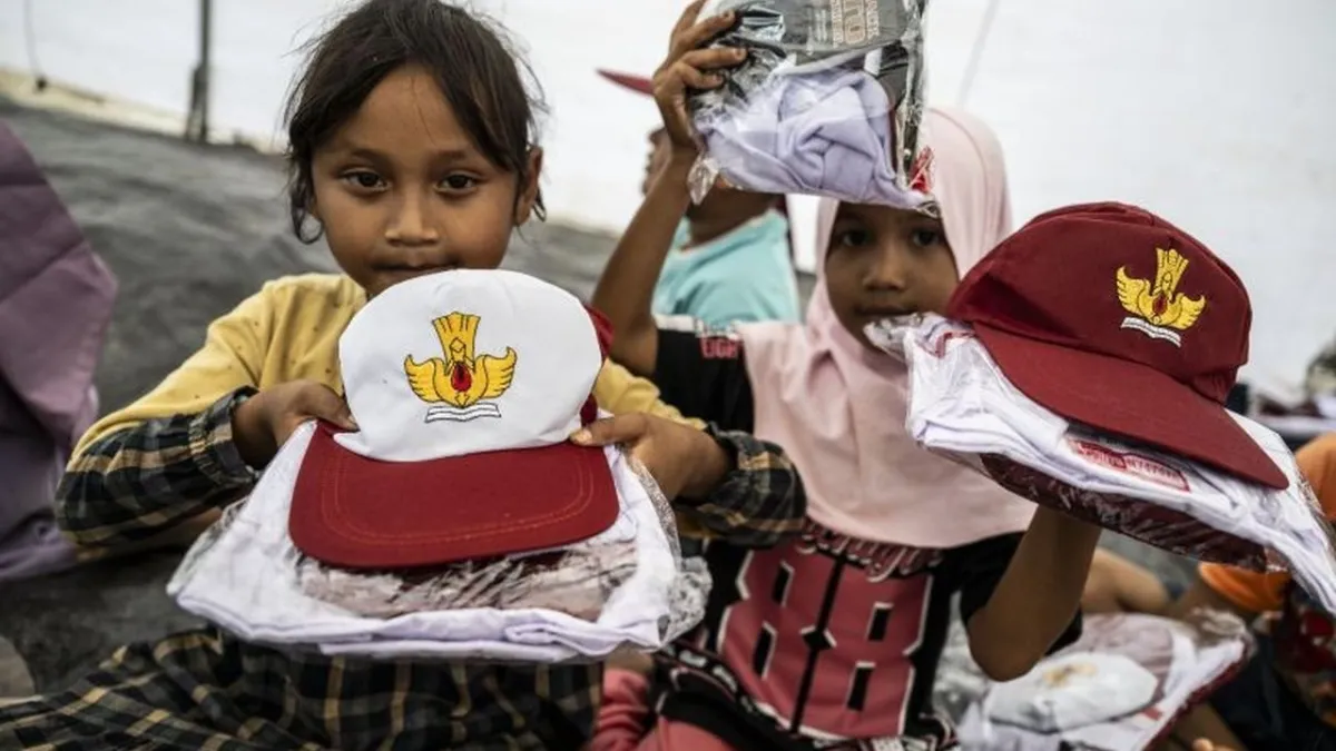Bantuan Seragam untuk Siswa Terdampak Banjir di Aceh Timur