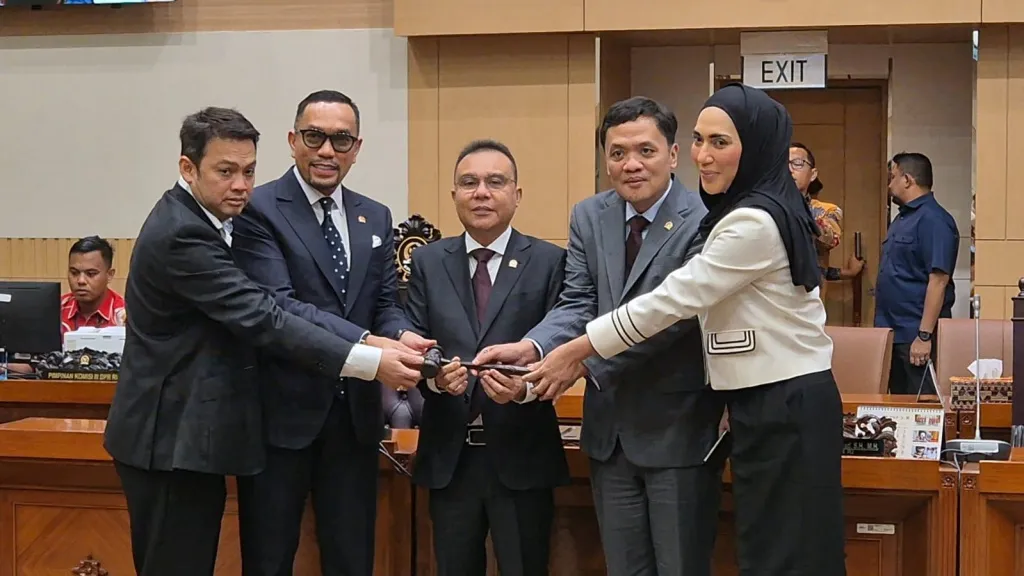 Ahmad Sahroni Kembali Pimpin Komisi III DPR Setelah Jalani Sanksi