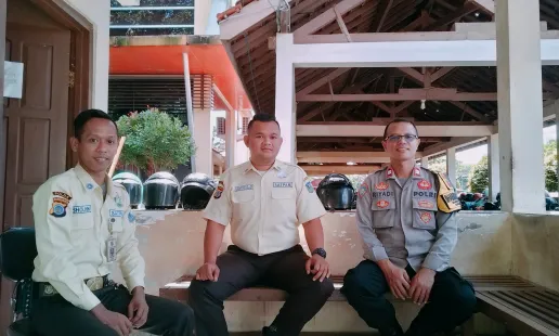 Bhabinkamtibmas Sabdodadi Patroli Keamanan di Warga dan SMKN 1 Bantul