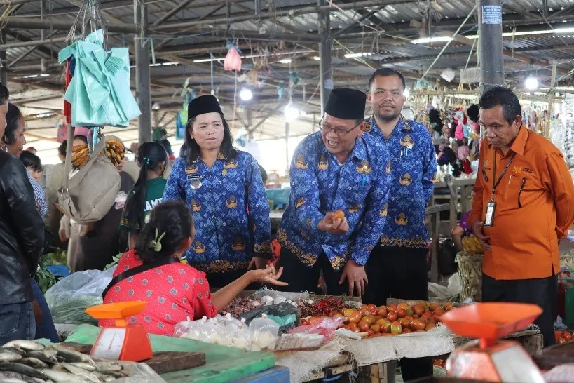 Sekda Pakpak Bharat Sosialisasikan Sensus Ekonomi di Pasar Klohi