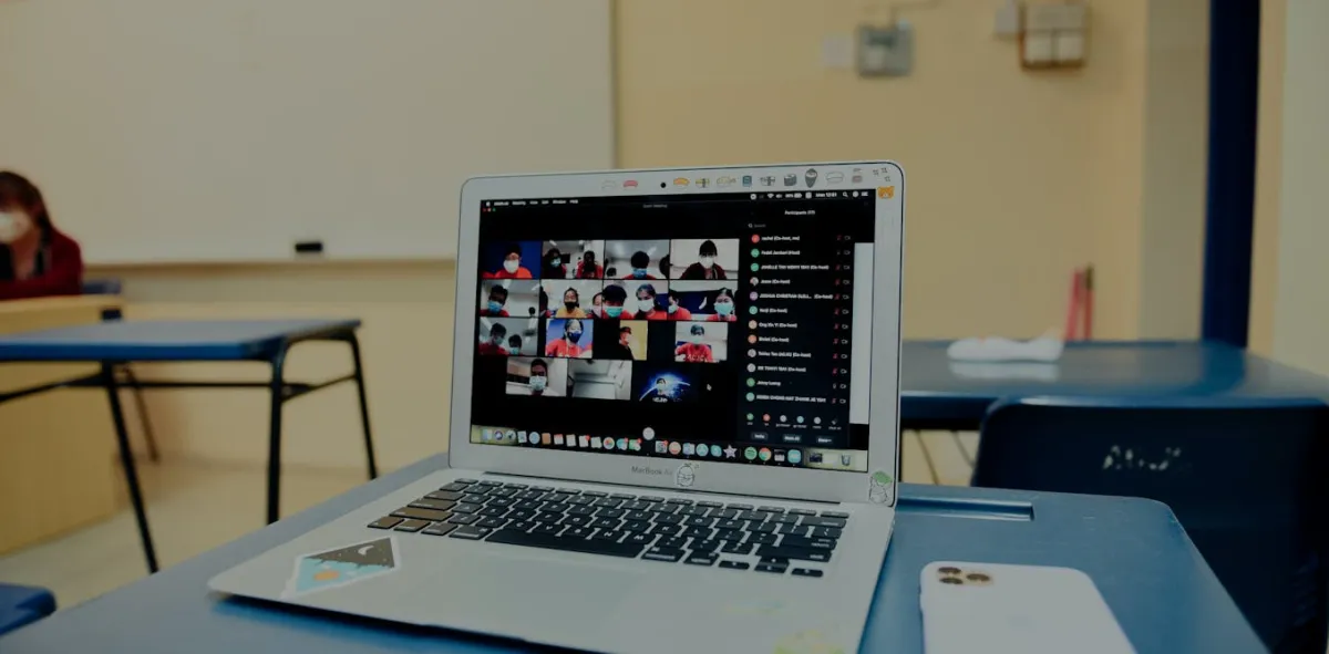 Adaptasi Mahasiswa dalam Menggunakan Chat Box Zoom untuk Mengatasi Kebosanan Kuliah Daring
