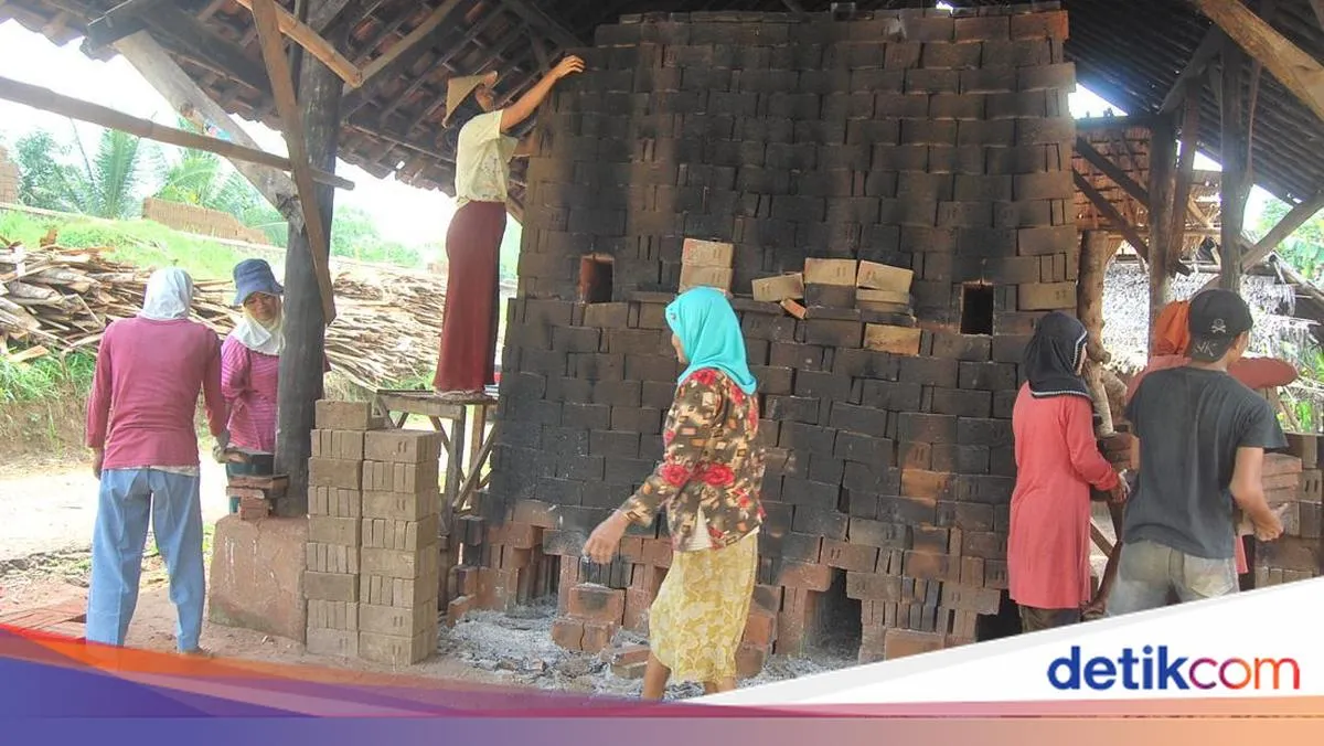 Menelusuri Sejarah Perajin Genteng di Priangan Timur yang Menghilang