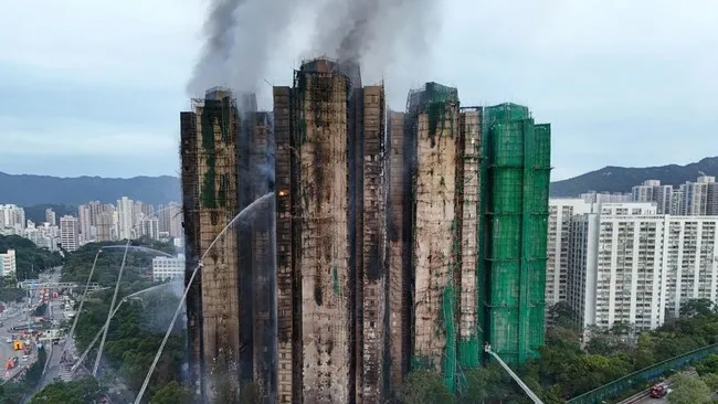 Kebakaran Apartemen Hong Kong: 83 Korban Jiwa dan Penahanan Pimpinan Konstruksi