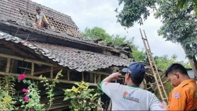 Angin Puting Beliung Rusak 15 Rumah di Magetan