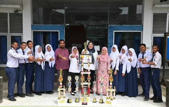 SMPN 1 Sibolga Borong Piala di Lomba Marching Band Provinsi