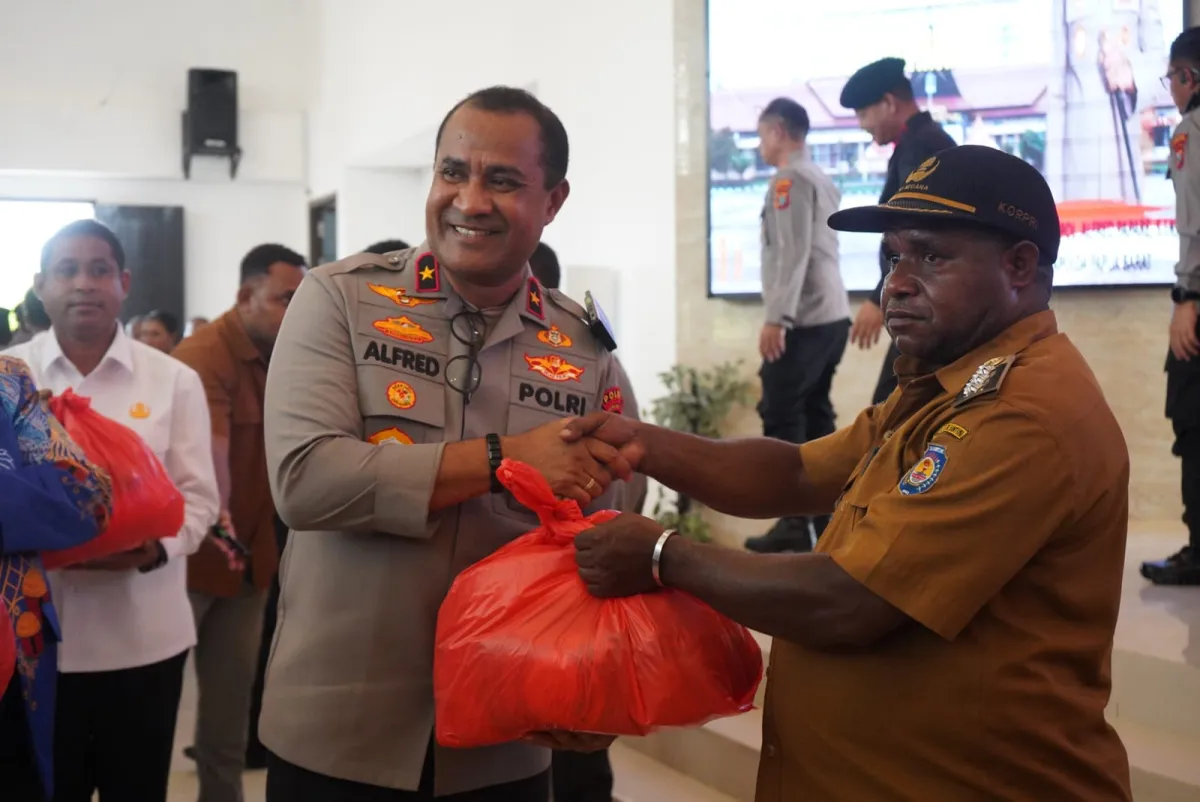 Kapolda Papua Barat Serahkan Sembako kepada Pengungsi di Distrik Moskona