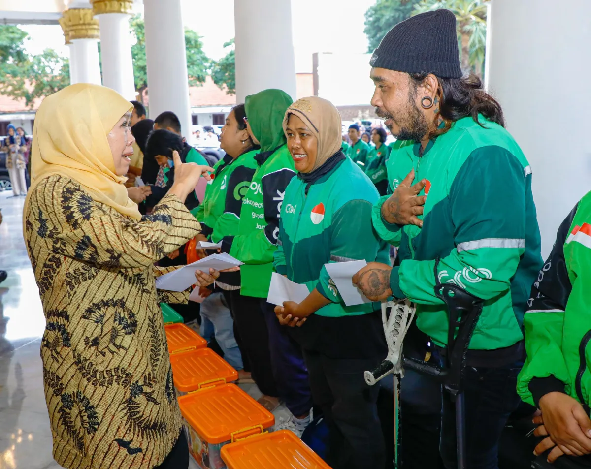 Khofifah-Emil Rayakan Setahun Jabatan dengan Santunan untuk Yatim dan Ojol