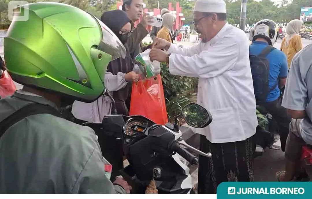 Santriwati Ponpes Darun Na'im Putri Bagikan Takjil untuk Perkuat Toleransi dan Ukhuwah
