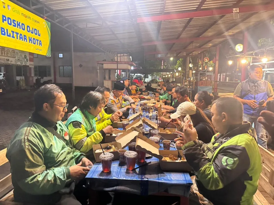 Polres Blitar Kota Gelar Sahur Bersama Komunitas Ojol di Bulan Ramadan