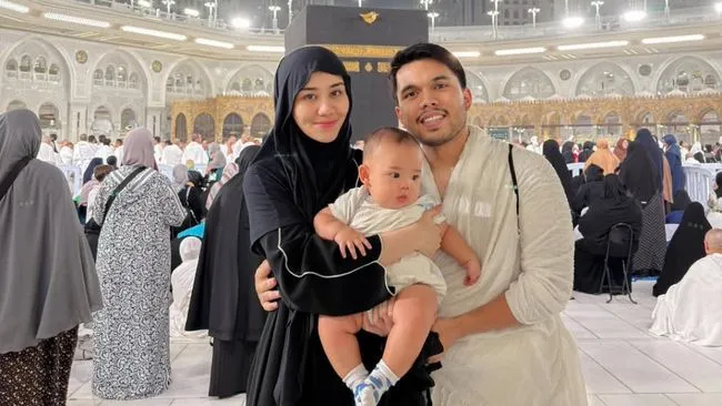 Hukum Menggendong Anak Saat Salat Tarawih Menurut Islam