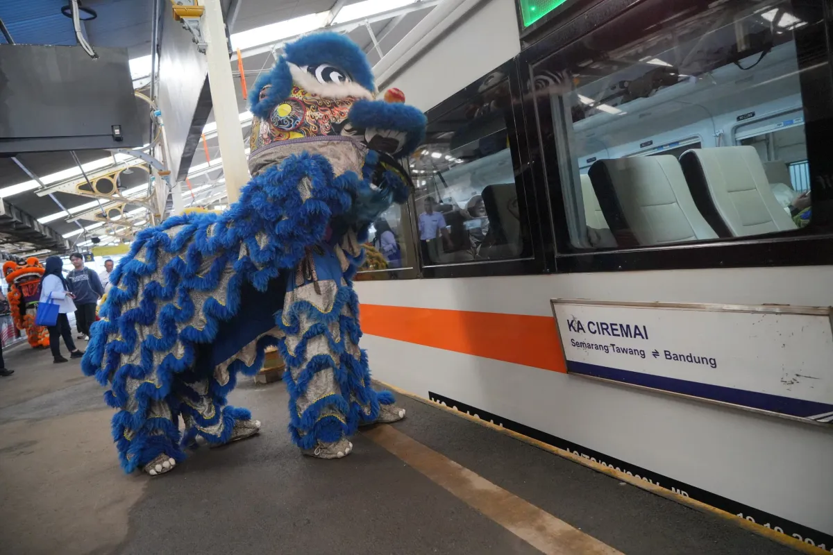 KAI Daop 2 Bandung Hiasi Stasiun dengan Ornamen Imlek