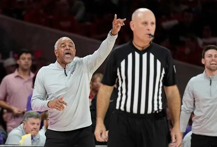 Kansas State Pecat Pelatih Jerome Tang Setelah Penampilan Buruk