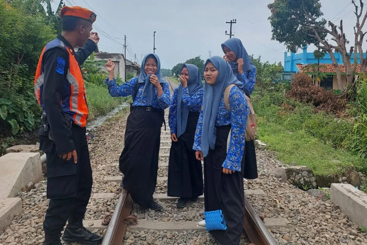 KAI Purwokerto Ingatkan Masyarakat tentang Bahaya Ngabuburit di Jalur Rel Kereta Api