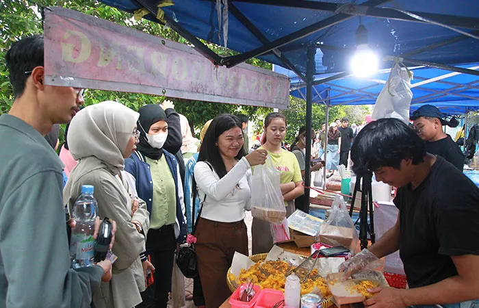 Pedagang Takjil Layani Semua Pembeli Tanpa Diskriminasi di Bulan Ramadan
