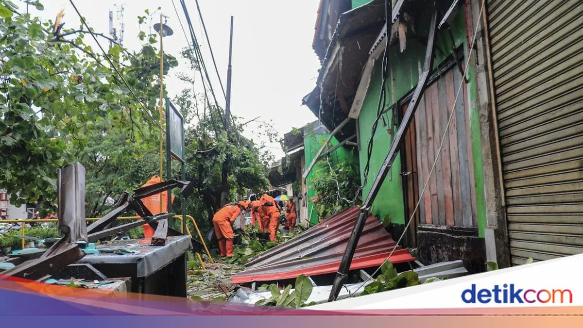 Atap Rumah di Tanjung Priok Roboh Akibat Hujan dan Angin Kencang