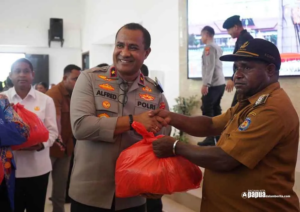 Kapolda Papua Barat Salurkan Sembako untuk Pengungsi Moskona