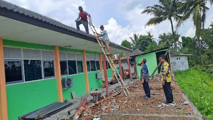Kerusakan SMP Negeri 2 Kalasan Akibat Hujan dan Angin, Siswa Belajar Daring