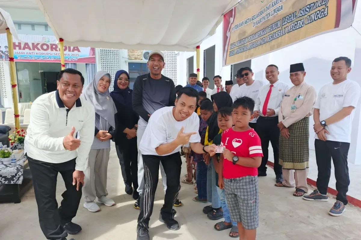 Kejaksaan Negeri Lingga Serahkan Ratusan Akta Kelahiran dan KIA kepada Masyarakat