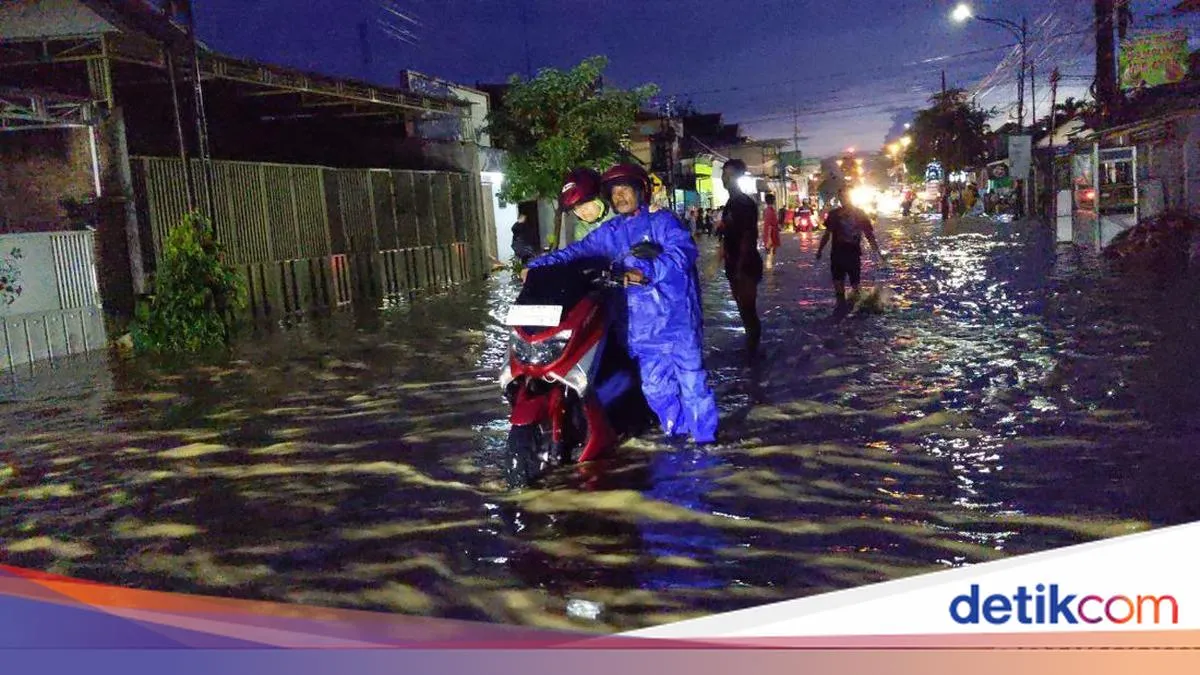 Hujan Deras Selama Tiga Jam, Ratusan Rumah dan Jalan Utama di Tulungagung Terendam Banjir