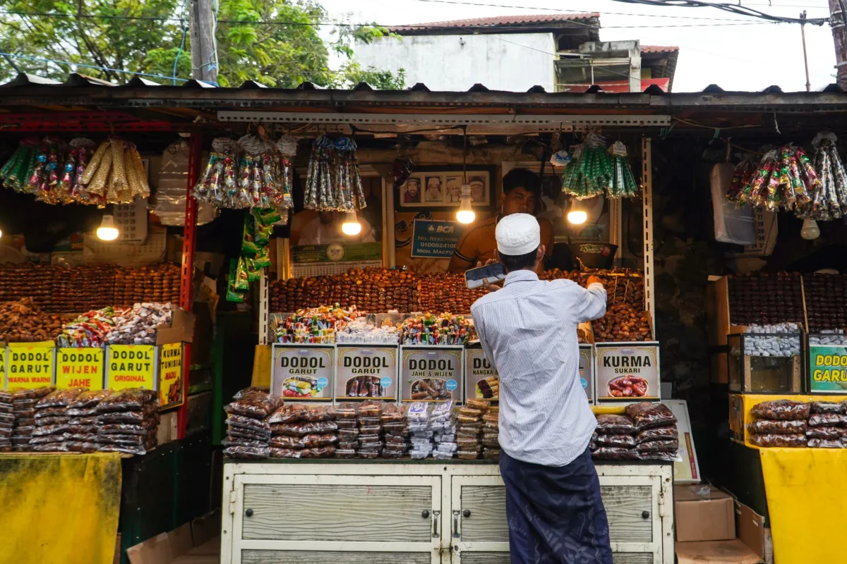Kuliner Khas Ampel: Roti Maryam dan Kurma Jadi Pilihan Peziarah
