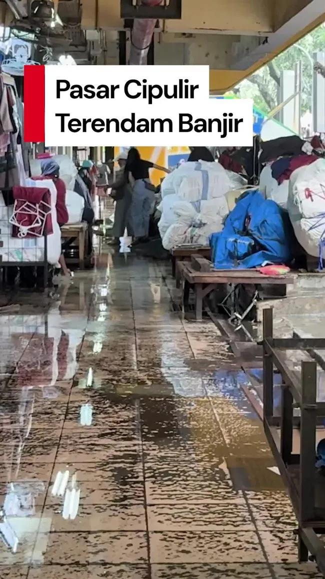 Banjir di Pasar Cipulir Surut, Pedagang Mulai Bersihkan Kios